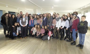 Das Städtische Wim-Wenders-Gymnasium war mit rund 30 Schülerinnen und Schülern aus Palermo zu Gast im Rathaus. Oberbürgermeister Thomas Geisel begrüßte die Gäste. Foto: Wilfried Meyer