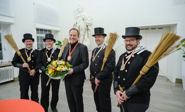 Oberbürgermeister Dr. Stephan Keller (M.) hat am Dienstag, 31. Januar, Mitglieder der Schornsteinfeger-Innung des Regierungsbezirks Düsseldorf im Jan-Wellem-Saal des Rathauses empfangen. Foto: Gstettenbauer