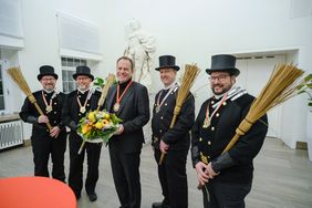 Oberbürgermeister Dr. Stephan Keller (M.) hat am Dienstag, 31. Januar, Mitglieder der Schornsteinfeger-Innung des Regierungsbezirks Düsseldorf im Jan-Wellem-Saal des Rathauses empfangen. Foto: Gstettenbauer