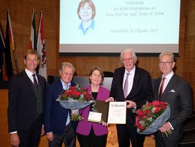 Bei der Preisverleihung der Klüh-Stiftung im Rathaus (v.l.n.r.): Bürgermeister Josef Hinkel, Coordt von Mannstein, Preisträgerin Prof. Dr. med. Tanja N. Fehm, Hans-Joachim Driessen, Dr. Andreas Gassen. Foto: Meyer