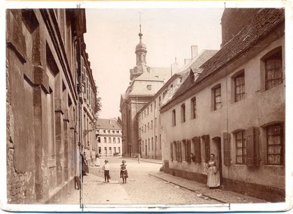 Peter Hubert Höltgen, Blick in die Schulstraße, Düsseldorf, um 1900, Silbergelatine auf Barytpapier, Stadtmuseum Düsseldorf, Inv.: F 31