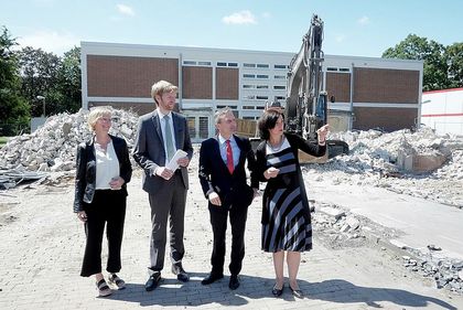 Besichtigung der Baustelle an der Gemeinschaftsgrundschule Lörick durch Elisabeth Klak, Projektleiterin Amt für Gebäudemanagement, Florian Dirszus, stellv. Leiter des Schulverwaltungsamtes, Oberbürgermeister Thomas Geisel und Schulleiterin G.Cunrady 