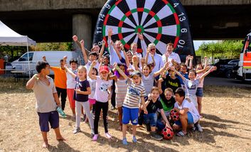 Große Vorfreude auf das Olympic Adventure Camp bei den Offiziellen und den
Kindern der Freizeiteinrichtung WestEnd aus Heerdt © Landeshauptstadt
Düsseldorf/Uwe Schaffmeister