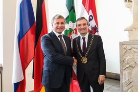 Minister Cheremin und Oberbürgermeister Geisel geben sich im Jan-Wellem-Saal des Düsseldorfer Rathauses die Hand