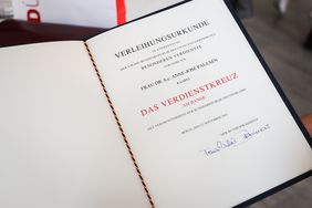 Die Urkunde zur Auszeichnung: Dr. Anne-José Paulsen ist am Mittwoch, 28. August 2024, das Verdienstkreuz am Bande des Verdienstordens der Bundesrepublik Deutschland verliehen worden.