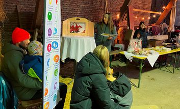 Foto von Kindern des Garather Kinderparlaments und Besucherinnen des Garather Weihnachtsmarktes 2025