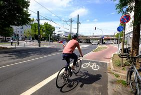 RAdfahrer auf neuem RAdweg am Ludwig-Hammers-Platz in Richtung Friedrichstraße