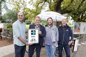 Foto von Heribert Schäfer, Amt für Verkehrsmangement, Mobilitätsdezernent Jochen Kral, Simon Höhner, Verkehrswacht, und Matthias Arkenstette, ADFC (v.l.) 