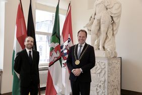 Der ungarische Generalkonsul in Düsseldorf, Gergö Szilágyi (links), mit Oberbürgermeister Dr. Stephan Keller im Jan-Wellem-Saal des Rathauses, Foto: Ingo Lammert.