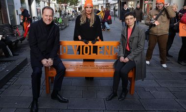 OB Dr. Keller, Elisabeth Wilfart, Leiterin des Amtes für Gleichstellung und Antidiskriminierung, und Ministerin Josefine Paul (v.l.) präsentieren die orangene Bank, Foto: Young