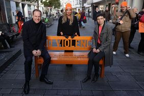 OB Dr. Keller, Elisabeth Wilfart, Leiterin des Amtes für Gleichstellung und Antidiskriminierung, und Ministerin Josefine Paul (v.l.) präsentieren die orangene Bank, Foto: Young