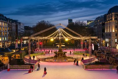 Eisbahn auf der Königsallee Düsseldorf zur Weihnachtszeit