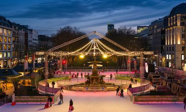 Eisbahn auf der Königsallee Düsseldorf zur Weihnachtszeit