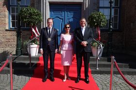 Klaus Werner Johannis, Staatspräsident Rumäniens, mit Ehefrau und Oberbürgermeister Dr. Stephan Keller (v.r.) auf dem Roten Teppich vor dem Rathaus, Foto: David Young.