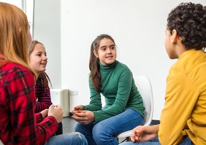 Vier Kinder unterhalten sich