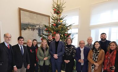 Die Delegation mit Bürgermeisterinnen und Bürgermeistern aus Brasilien mit OB Dr. Stephan Keller (Mitte) im Jan-Wellem-Saal des Rathauses, Foto: Meyer.