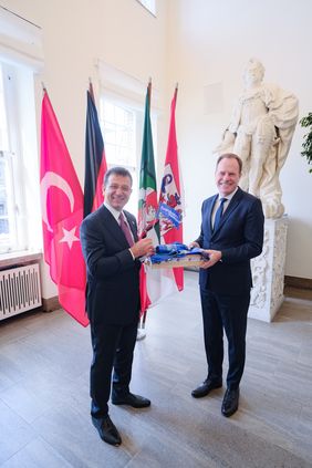 Der Oberbürgermeister der türkischen Millionen-Metropole Istanbul, Ekrem İmamoğlu (.l.), mit Oberbürgermeister Dr. Stephan Keller und EURO 2024-Präsent im Jan-Wellem-Saal des Rathauses. Foto: Michael Gstettenbauer