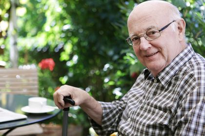 Senior, der im Garten am Tisch sitzt, © bilderstoeckchen, fotolia