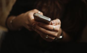 Hände, die ein Smartphone halten