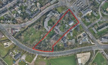 Ein Luftbild des Geländes an der Schloßallee in Düsseldorf Eller, der Umring zeigt das Plangebiet. Das Luftbild ist von der Stadt Düsseldorf.