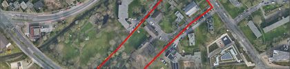 Ein Luftbild des Geländes an der Schloßallee in Düsseldorf Eller, der Umring zeigt das Plangebiet. Das Luftbild ist von der Stadt Düsseldorf.