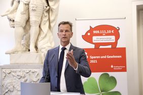 Bürgermeister Josef Hinkel sprach bei der feierlichen Übergabe des PS-Zweckertrags im Rathaus ein Grußwort.