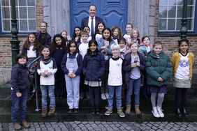 OB Dr. Stephan Keller mit den rund 25 Kindern der Bilker Sternwartschule, denen er im Rathaus vorgelesen hat. Foto: David Young