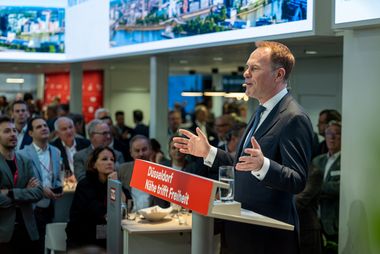 Oberbürgermeister Dr. Stephan Keller bei seiner Präsentation am Messestand der Landeshauptstadt Düsseldorf auf der Expo Real 2026 in München. Foto: LHD/Robert Gongoll