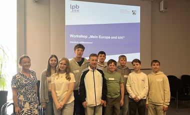 Die Klasse 8b der Käthe-Kollwitz-Gesamtschule Grevenbroich beim Workshop „Mein Europa und ich“ im Düsseldorfer Rathaus. ©Anna-Lea Fröhlich