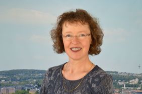 Auf dem Bild ist Prof. Dr. Astrid Messerschmidt zu sehen. Sie lächelt freundlich.© Bergische Universität Wuppertal