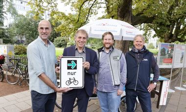 Vorstellung des 100. Grünpfeils für Radfahrer in der Landeshauptstadt: Heribert Schäfer, Amt für Verkehrsmangement, Mobilitätsdezernent Jochen Kral, Simon Höhner, Verkehrswacht, und Matthias Arkenstette, ADFC (v.l.). Foto: Ingo Lammert 