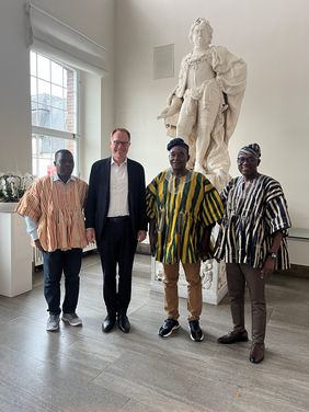 Wurden von OB Dr. Keller (2.v.l.) im Rathaus empfangen (v.l.): John Ntibrey, Head Development Planning, Bürgermeister Frederick Faustinus Faidoo und Mohammed Alhassan Yakubu, Metropolitan Coordinating Director. Foto: LHD
