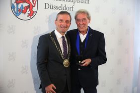 Oberbürgermeister Thomas Geisel (l.) überreichte Bert Gerresheim den Jan-Wellem-Ring. Foto: David Young