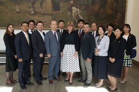 Bürgermeisterin Klaudia Zepuntke (Mitte) empfing eine japanische Delegation im Rathaus. Zuvor fand ein Gespräch mit Alexander Smolianitski (4.v.l.), CDO der Stadt Düsseldorf, statt. Foto: David Young