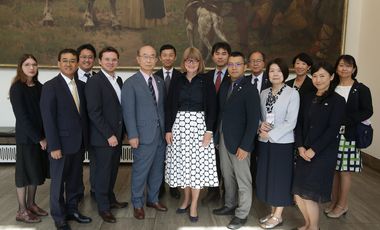 Bürgermeisterin Klaudia Zepuntke (Mitte) empfing eine japanische Delegation im Rathaus. Zuvor fand ein Gespräch mit Alexander Smolianitski (4.v.l.), CDO der Stadt Düsseldorf, statt. Foto: David Young