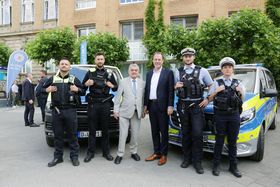 Innenminister Herbert Reul (3.v.l.) und Oberbürgermeister Dr. Stephan Keller (3.v.r.) eröffneten - flankiert von Einsatzkräften von OSD und Polizei - die Gemeinsame Anlaufstelle; Fotos: Lammert 