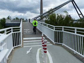 "Flexpfosten"wurden zur Trennung der Richtungsverkehre und zur Reduzierung der Geschwindigkeit auf den Zwischenpodesten angebracht. Foto: Amt für Verkehrsmanagement