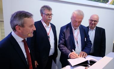 Die offizielle Vertragsunterzeichnung auf der Immobilienmesse Expo Real