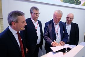 Die offizielle Vertragsunterzeichnung auf der Immobilienmesse Expo Real