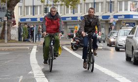 Steffen Geibhardt (links), Fahrradbeauftragter der Stadt, und Holger Odenthal, stellvertretender Amtsleiter des Amtes für Verkehrsmanagement, stellten den Anschluss der Kreuzung Am Wehrhahn/Adlerstraße an den bestehenden Radweg Adlerstraße vor