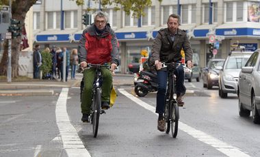 Steffen Geibhardt (links), Fahrradbeauftragter der Stadt, und Holger Odenthal, stellvertretender Amtsleiter des Amtes für Verkehrsmanagement, stellten den Anschluss der Kreuzung Am Wehrhahn/Adlerstraße an den bestehenden Radweg Adlerstraße vor