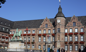 Rathaus der Stadt Düsseldorf mit Jan-Wellem-Denkmal