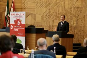 Oberbürgermeister Dr. Stephan Keller sprach bei der feierlichen Übergabe des PS-Zweckertrags im Plenarsaal des Rathauses ein Grußwort. Foto: Landeshauptstadt Düsseldorf/Ingo Lammert