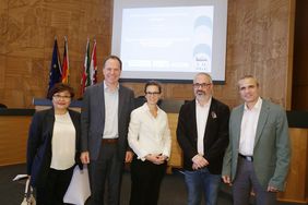 v.l. Oyun Ischdorj, Dr. Stephan Keller, Dr. Anke Hoffstadt, Goce Peroski, Rana Bhattacharjee (Leiter des Amtes für Migration und Integration), Fotos: Lammert.