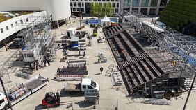 Das Besondere an der Fan Zone Schauspielhaus ist das Zusammenspiel aus Fußball, Kultur und Architektur. Foto: David Young