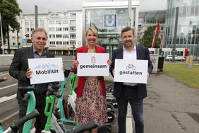 Mobilitätsdezernent Jochen Kral, Annette Grabbe, Vorstandssprecherin der Rheinbahn, sowie CMD-Geschäftsführer Rolf Neumann haben am Dienstag, 2. Juli, einen Kooperationsvertrag zwischen Rheinbahn und CMD unterschrieben © Landeshauptstadt Düsseldorf, David Young 