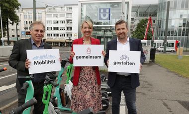 Mobilitätsdezernent Jochen Kral, Annette Grabbe, Vorstandssprecherin der Rheinbahn, sowie CMD-Geschäftsführer Rolf Neumann haben am Dienstag, 2. Juli, einen Kooperationsvertrag zwischen Rheinbahn und CMD unterschrieben © Landeshauptstadt Düsseldorf, David Young 