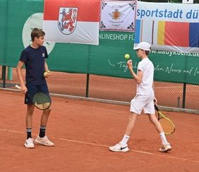 zwei junge Tennisspieler