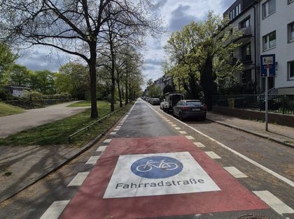 Einfahrt in die Gutenbergstraße mit einem Fahrradstraßenpiktogramm.