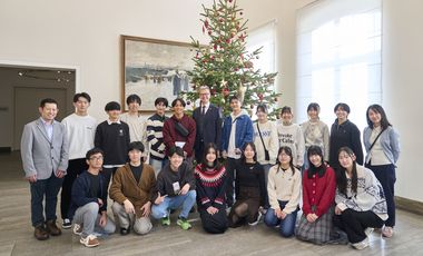 Bürgermeister Josef Hinkel empfing am Dienstag, 16. Dezember 2025, eine Schülergruppe der Sakura High School aus der Partnerpräfektur Chiba im Rathaus. ©Stadt Düsseldorf/Claus Langer